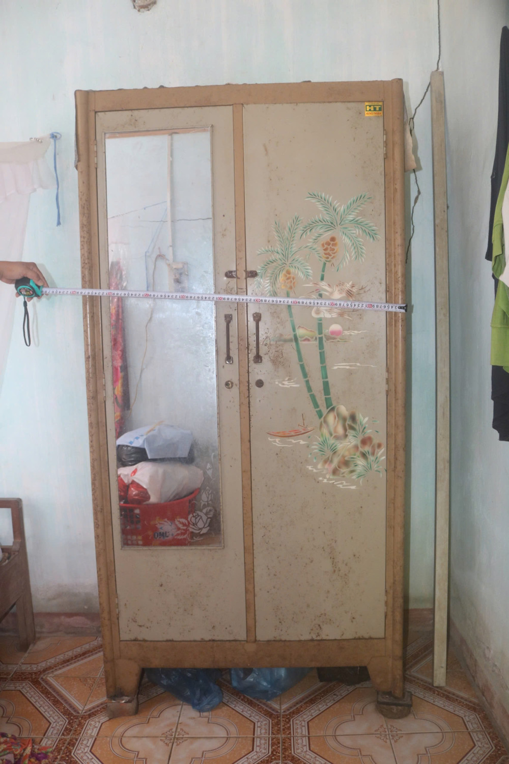 Giấu dây chuyền, lắc tay, vàng miếng SJC trong hũ nhựa dưới chân cầu thang, vợ mượn vàng đi đám giỗ mới bàng hoàng phát hiện cảnh tượng khó tin- Ảnh 1.