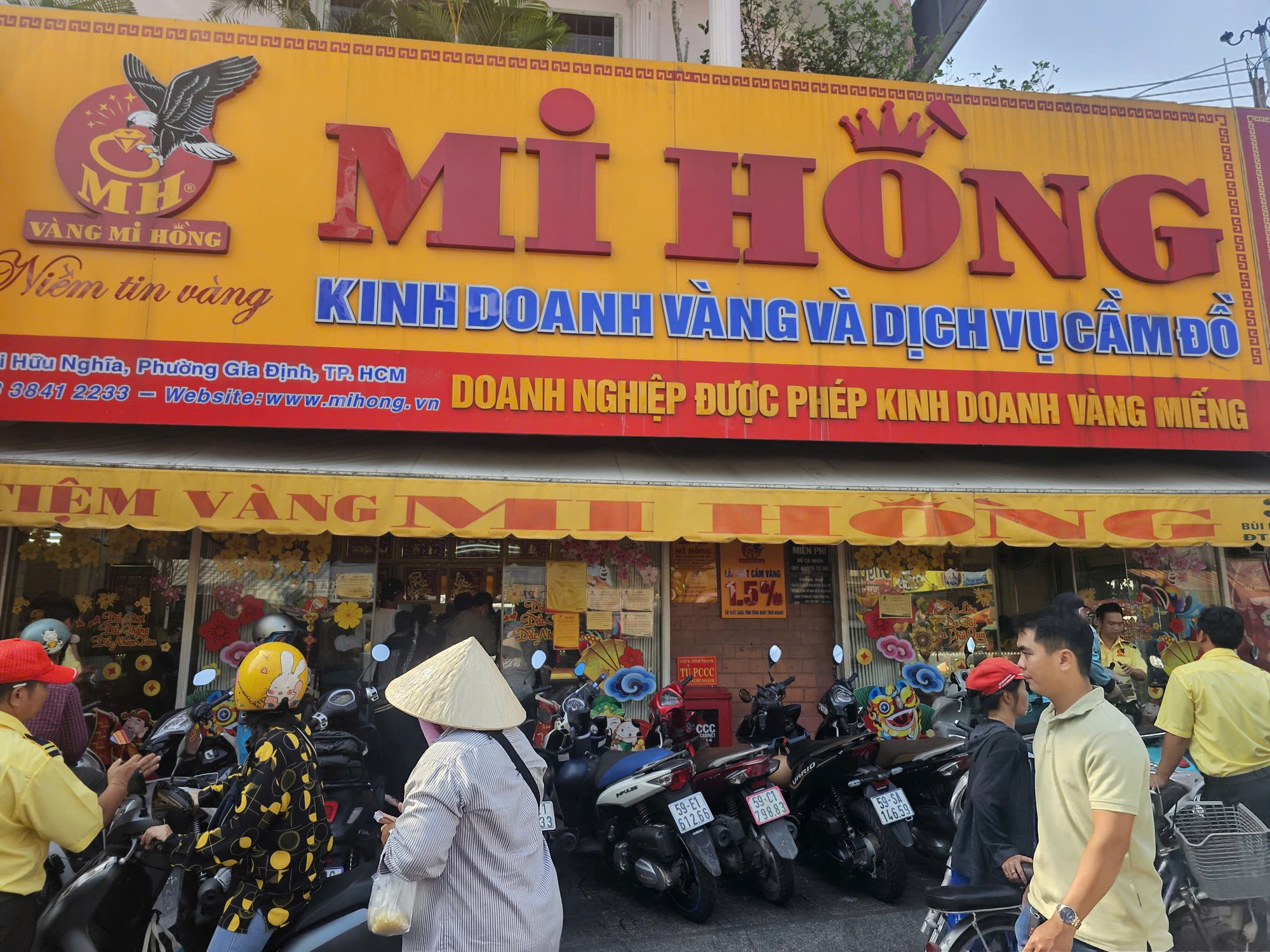 Giá vàng giảm mạnh , người dân TPHCM đổ xô mua vàng trong năm 2026 - Ảnh 1.