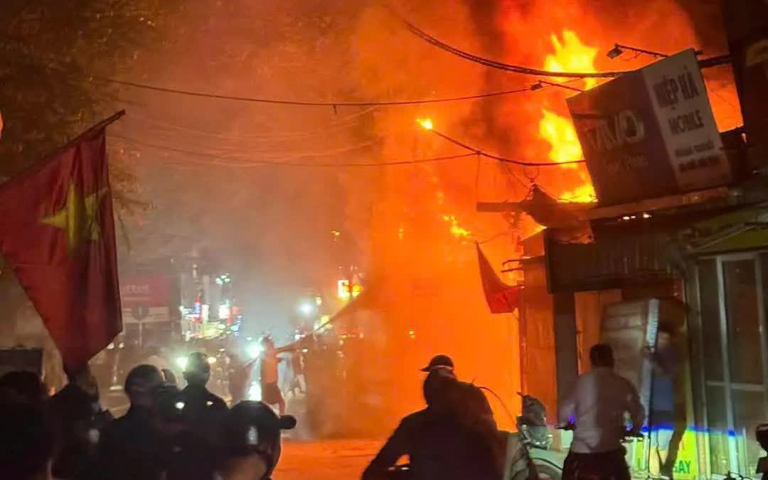 Hai vụ cháy liên tiếp trong tối 19/3 ở Hà Nội - Ảnh 1.