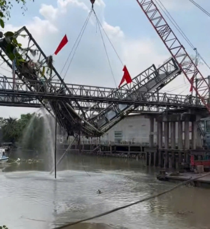 Xe tải chở gạo làm sập cầu ở Cần Thơ: Xử lý tài xế và doanh nghiệp vi phạm - Ảnh 1.