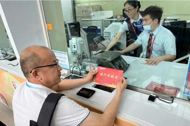 Khách hàng gửi tiết kiệm 5,7 tỷ đồng: 1 năm sau nhận về số tiền khó tin- Ảnh 1.