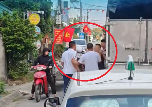 Chủ động nhường đường, tài xế xe tải bất ngờ bị đánh thương tích ở Hải Phòng: Mời 4 người lên phường- Ảnh 1. Chủ động nhường đường, tài xế xe tải bất ngờ bị đánh thương tích ở Hải Phòng: Mời 4 người lên phường- Ảnh 1.