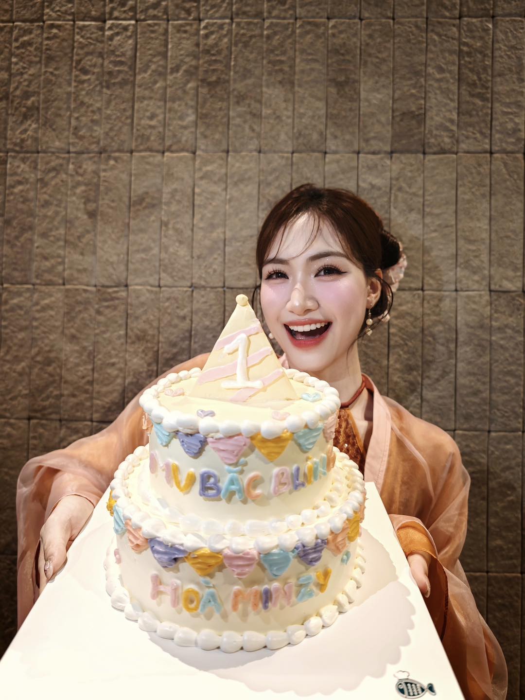 Hoà Minzy được fan tặng 6 cây vàng - Ảnh 2.