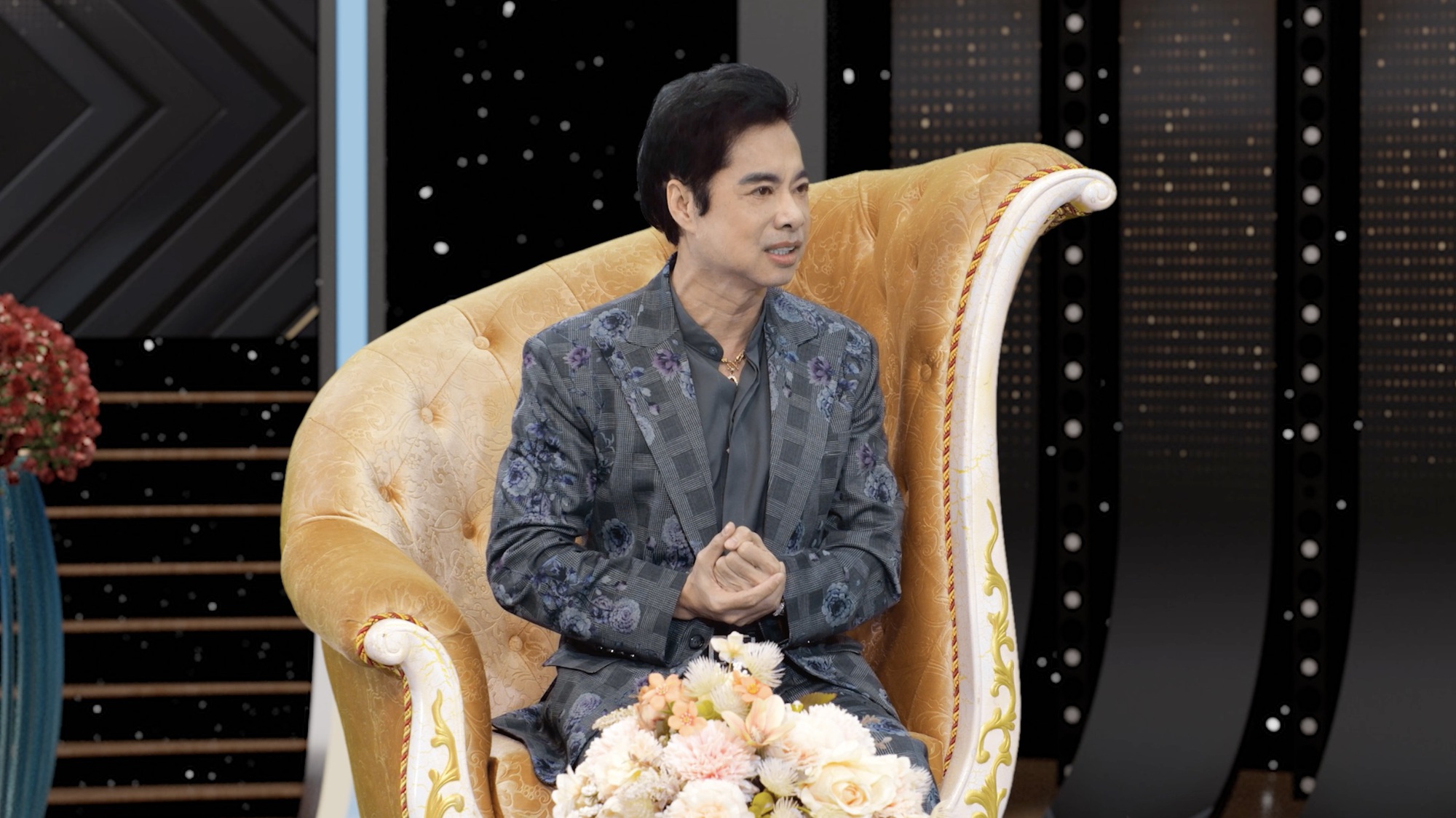 Nam danh ca để mẹ đứng tên sổ đỏ biệt thự hàng trăm tỷ: "Tôi sợ chảy nước mắt"- Ảnh 1.