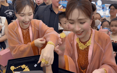 Hoà Minzy được fan tặng 6 cây vàng - Ảnh 1.