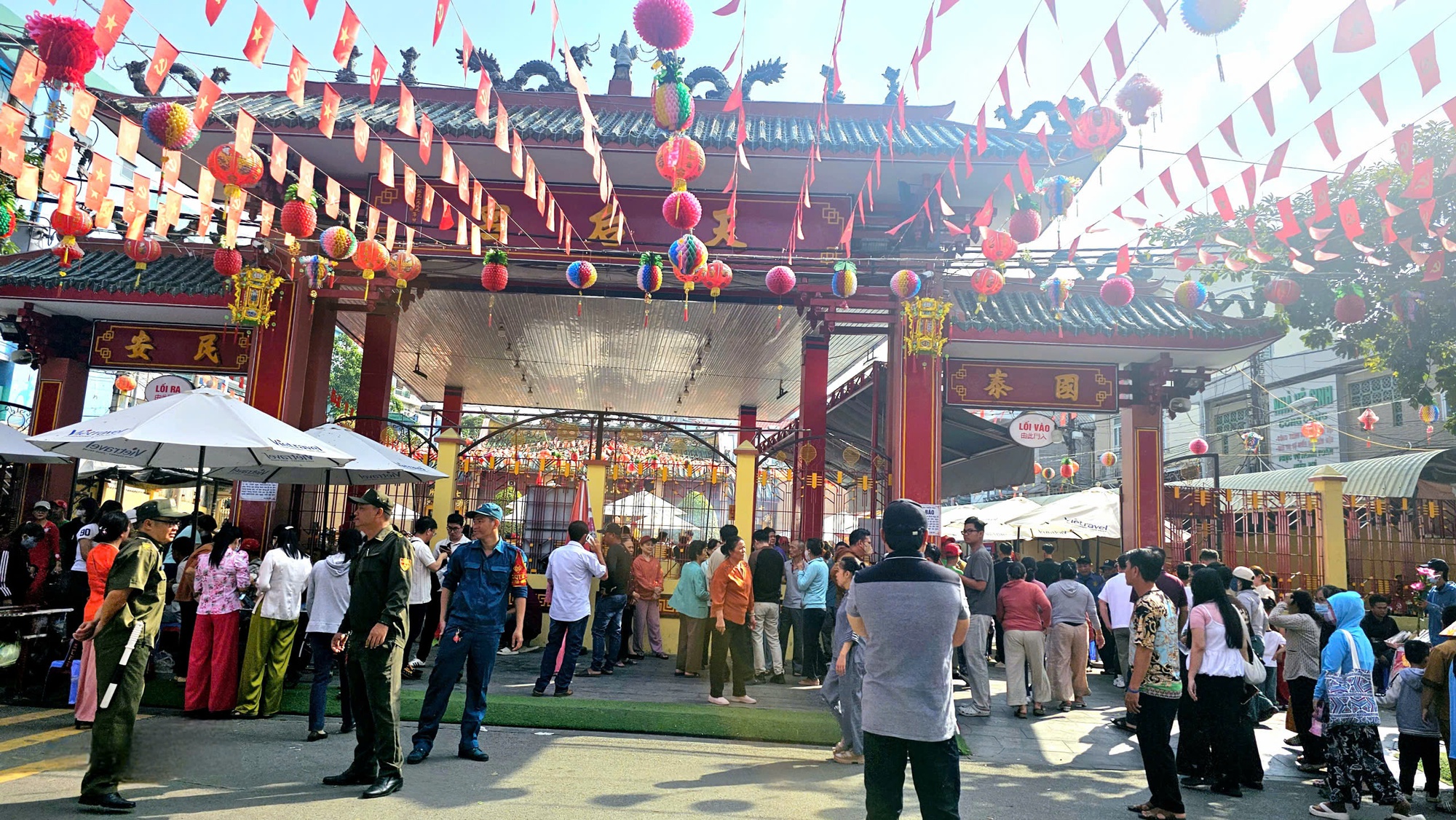 Công an lưu ý người dân khi đi qua các tuyến đường trong 2 ngày cao điểm tại Chùa Bà Bình Dương - Ảnh 1.