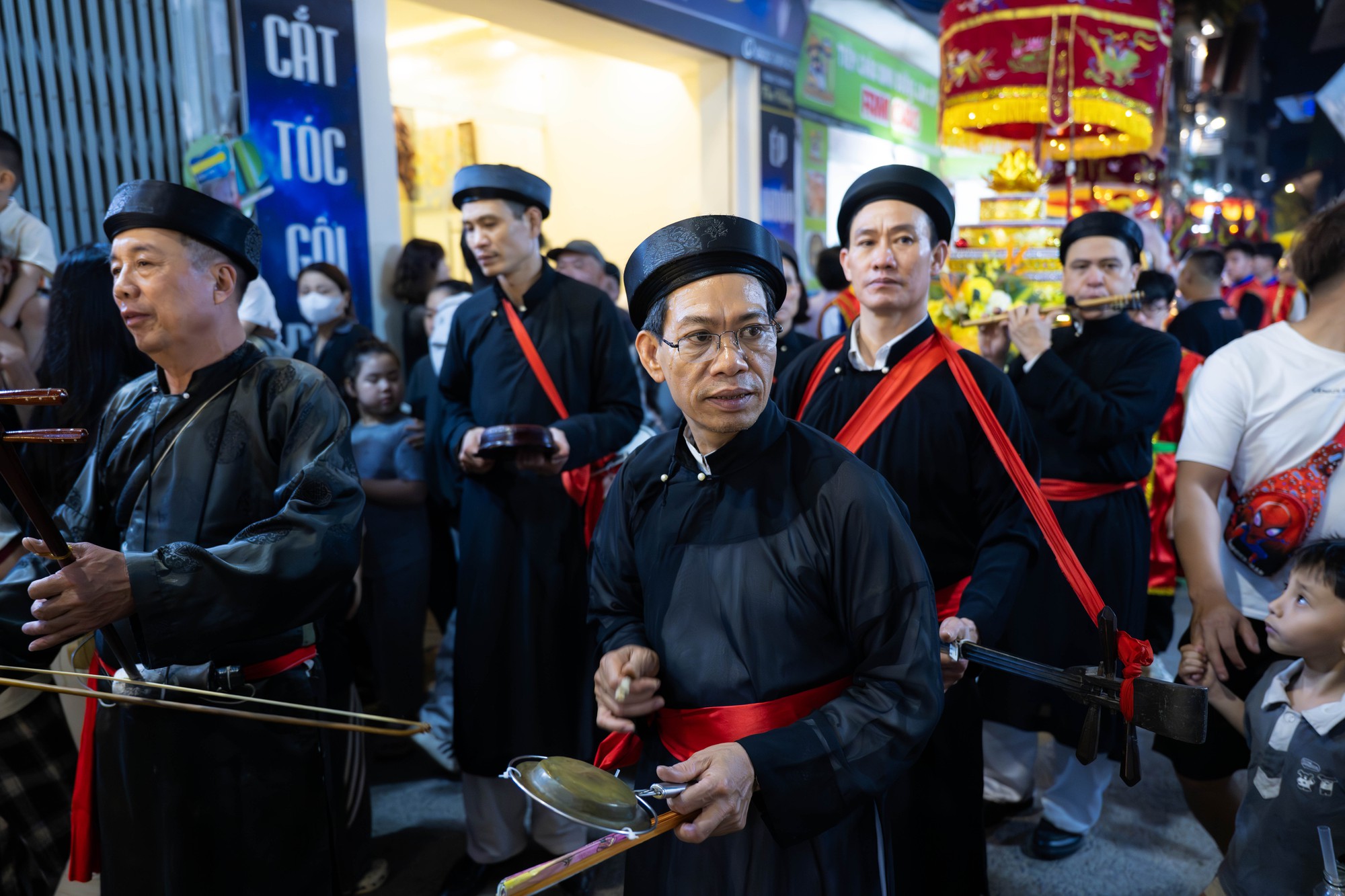 Cả làng La Phù thức trắng vì 17 “ông lợn”: Lợn ăn trứng, ngủ màn, mùa đông sưởi than để chờ giờ rước đình- Ảnh 6.