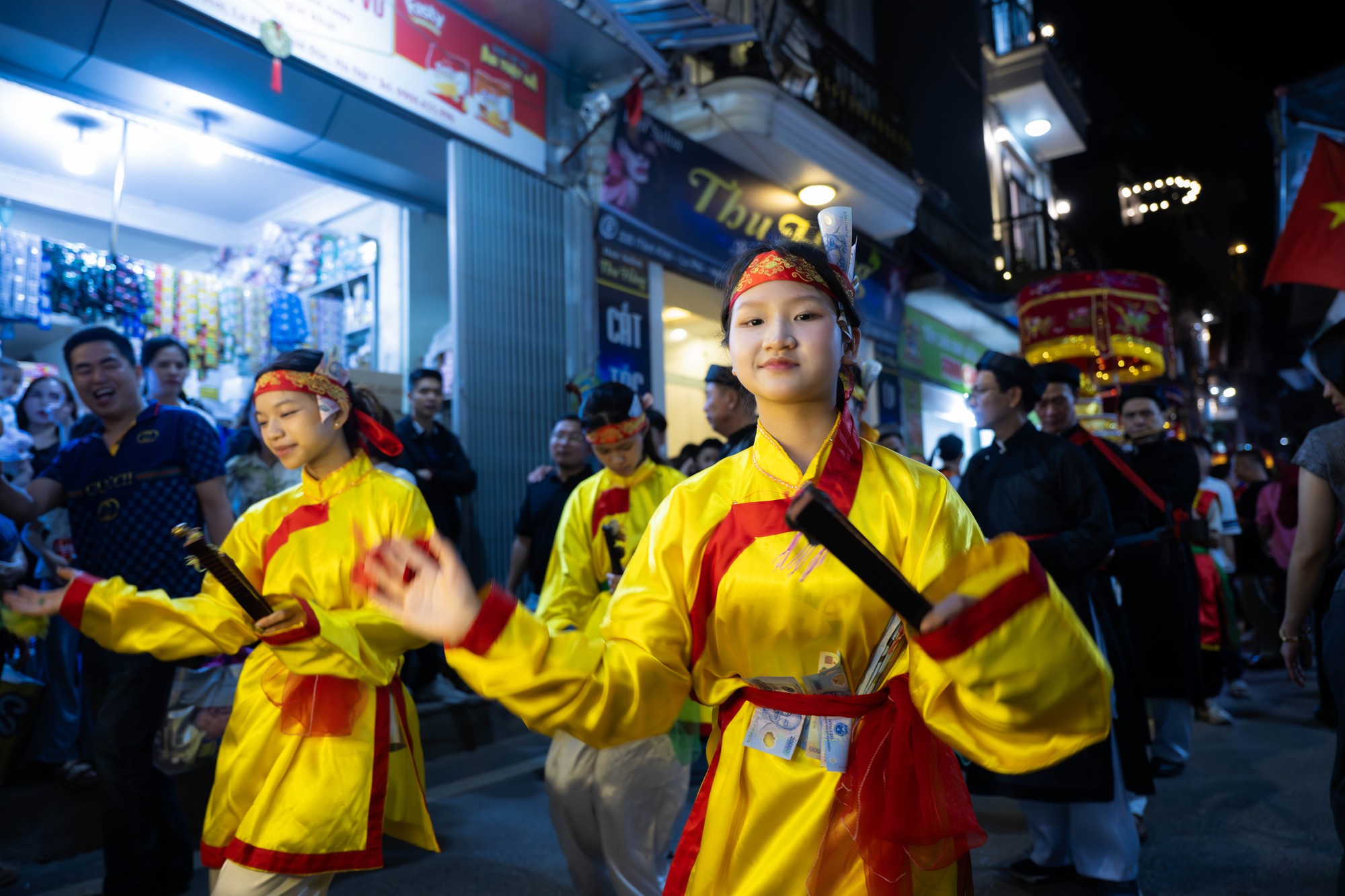 Cả làng La Phù thức trắng vì 17 “ông lợn”: Lợn ăn trứng, ngủ màn, mùa đông sưởi than để chờ giờ rước đình- Ảnh 7.