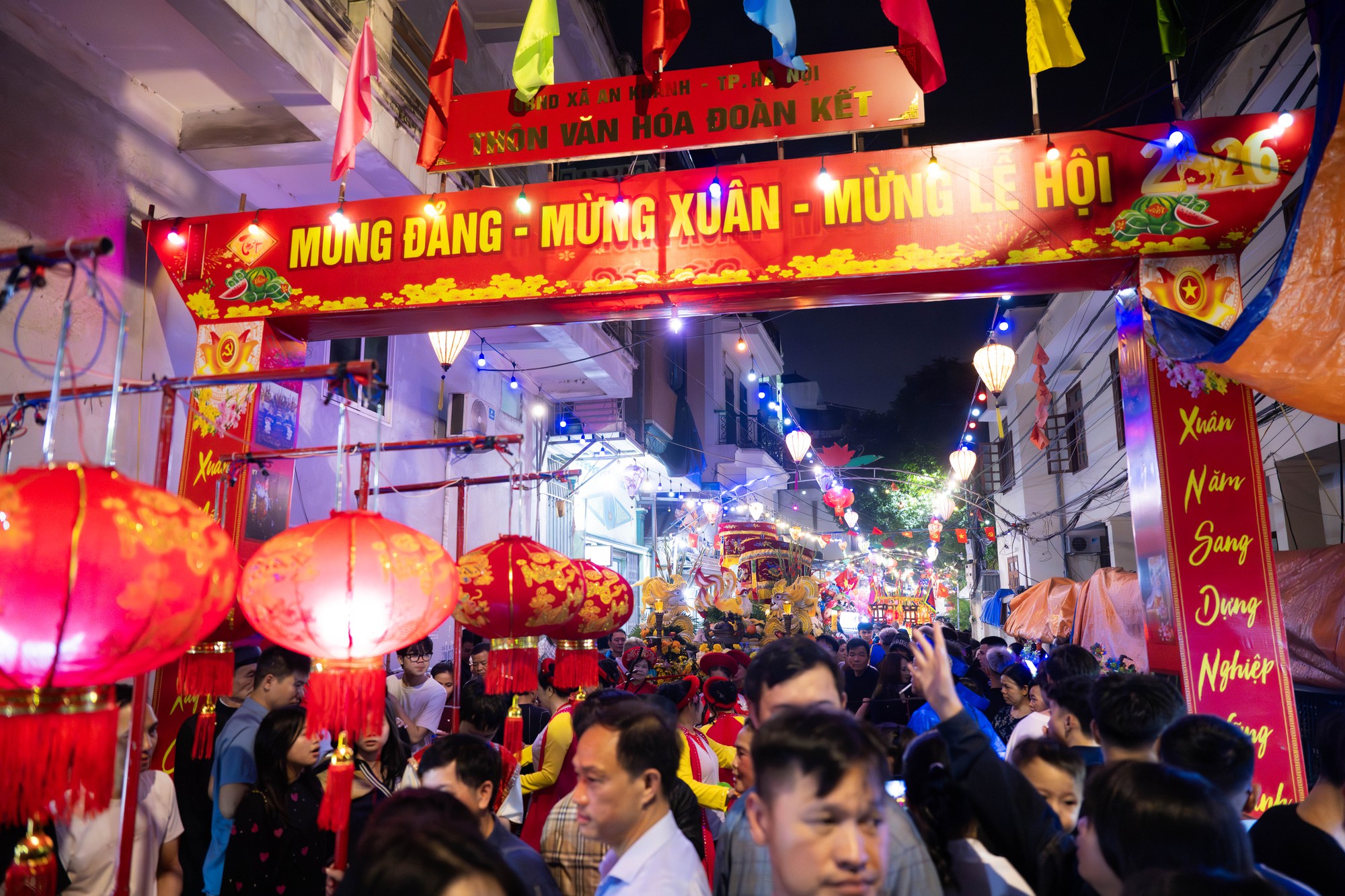 Cả làng La Phù thức trắng vì 17 “ông lợn”: Lợn ăn trứng, ngủ màn, mùa đông sưởi than để chờ giờ rước đình- Ảnh 1.