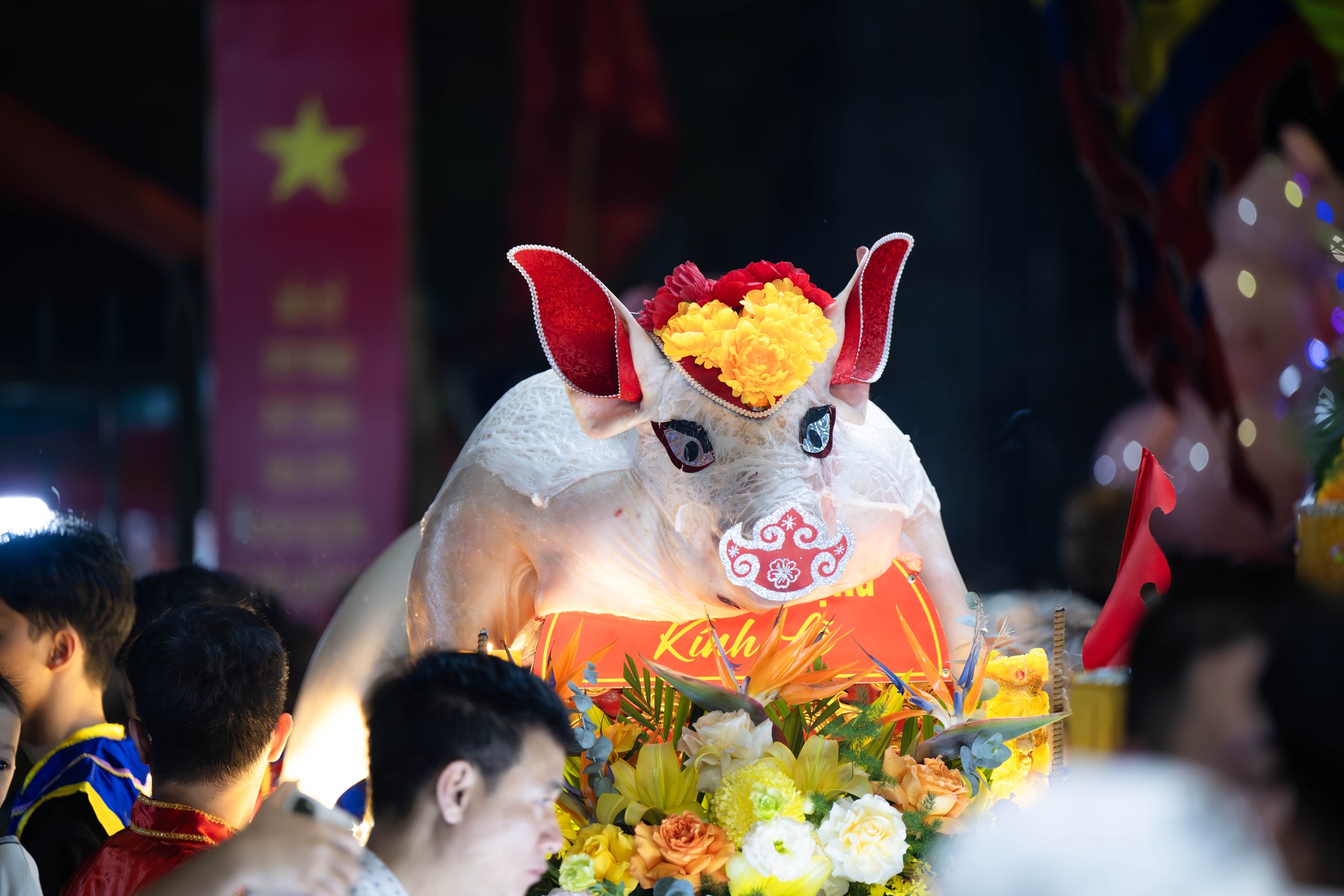 Cả làng La Phù thức trắng vì 17 “ông lợn”: Lợn ăn trứng, ngủ màn, mùa đông sưởi than để chờ giờ rước đình- Ảnh 11.