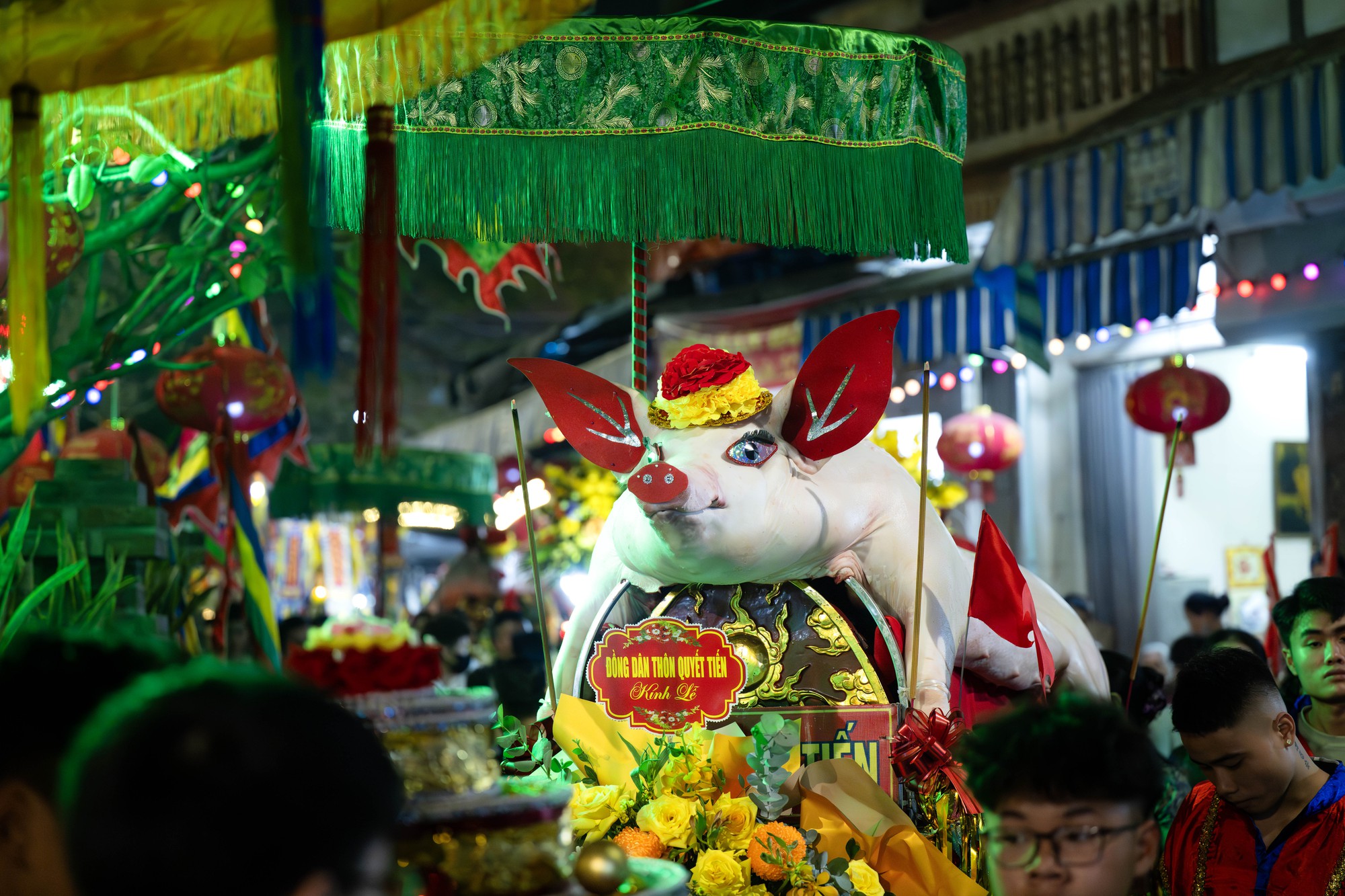 Cả làng La Phù thức trắng vì 17 “ông lợn”: Lợn ăn trứng, ngủ màn, mùa đông sưởi than để chờ giờ rước đình- Ảnh 12.