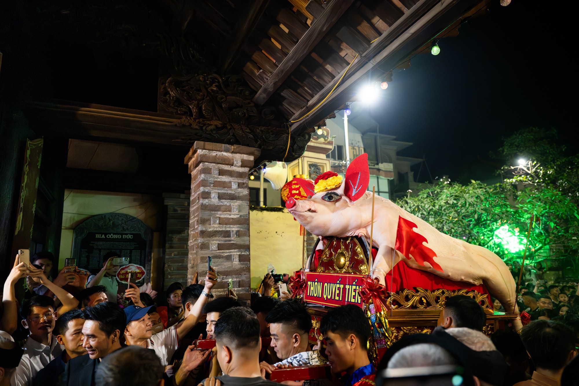 Cả làng La Phù thức trắng vì 17 “ông lợn”: Lợn ăn trứng, ngủ màn, mùa đông sưởi than để chờ giờ rước đình- Ảnh 9.