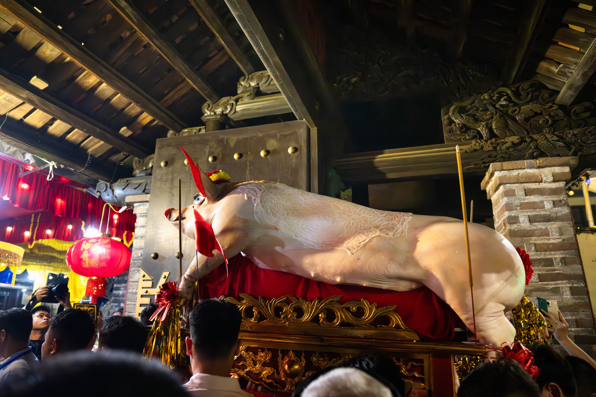 Cả làng La Phù thức trắng vì 17 “ông lợn”: Lợn ăn trứng, ngủ màn, mùa đông sưởi than để chờ giờ rước đình- Ảnh 20.