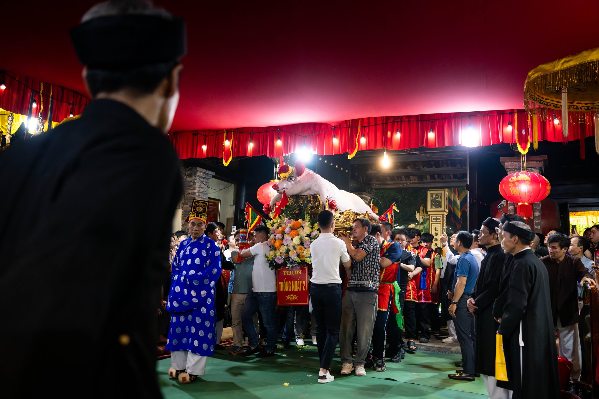 Cả làng La Phù thức trắng vì 17 “ông lợn”: Lợn ăn trứng, ngủ màn, mùa đông sưởi than để chờ giờ rước đình- Ảnh 14.