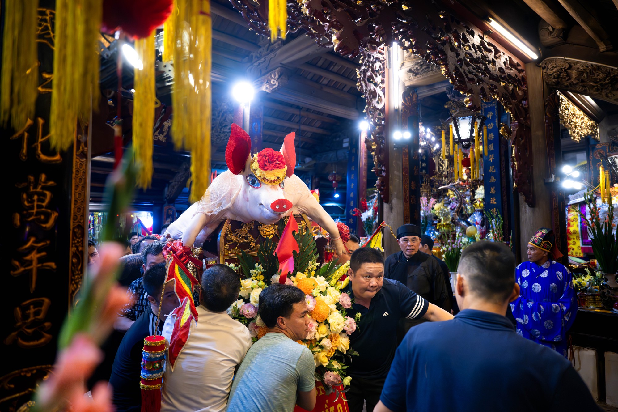 Cả làng La Phù thức trắng vì 17 “ông lợn”: Lợn ăn trứng, ngủ màn, mùa đông sưởi than để chờ giờ rước đình- Ảnh 16.