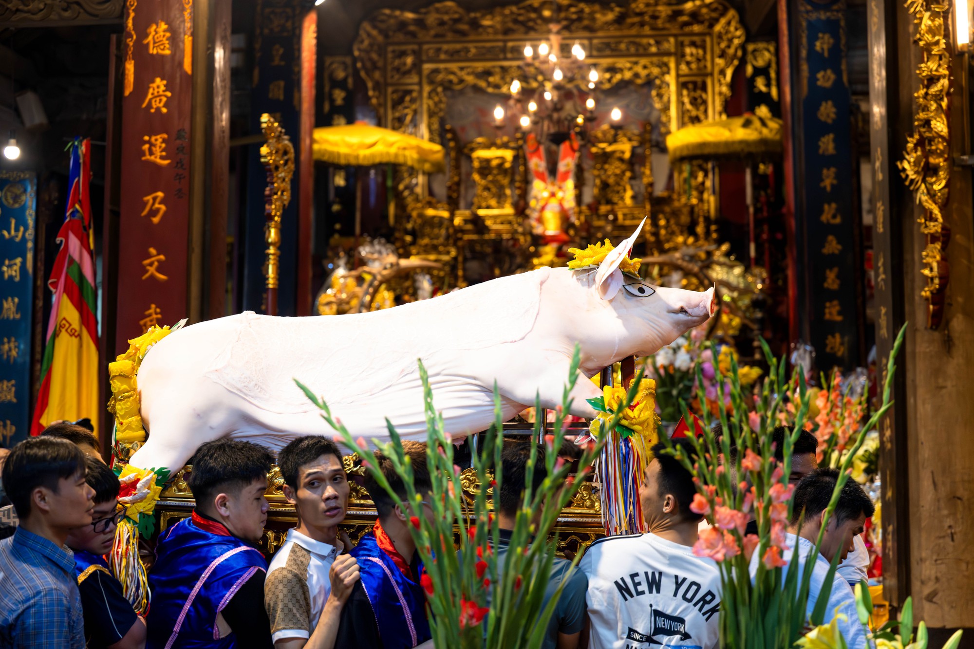 Cả làng La Phù thức trắng vì 17 “ông lợn”: Lợn ăn trứng, ngủ màn, mùa đông sưởi than để chờ giờ rước đình- Ảnh 18.