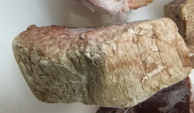 Thịt để tủ đá trông như thế này tốt nhất nên vứt đi, cho trẻ con ăn càng nguy hiểm! - Ảnh 1.