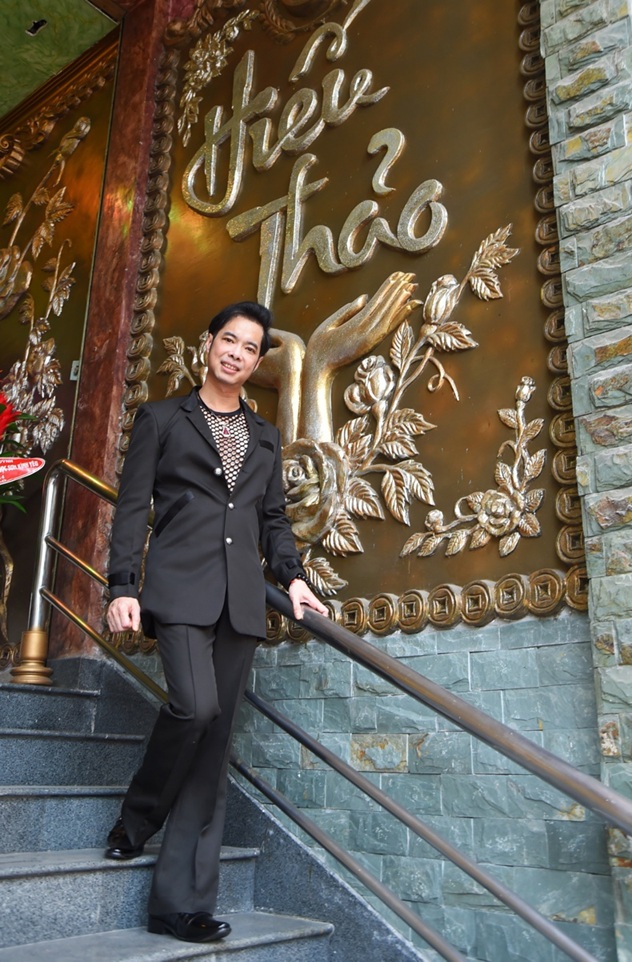 Nam danh ca để mẹ đứng tên sổ đỏ biệt thự hàng trăm tỷ: "Tôi sợ chảy nước mắt"- Ảnh 2.