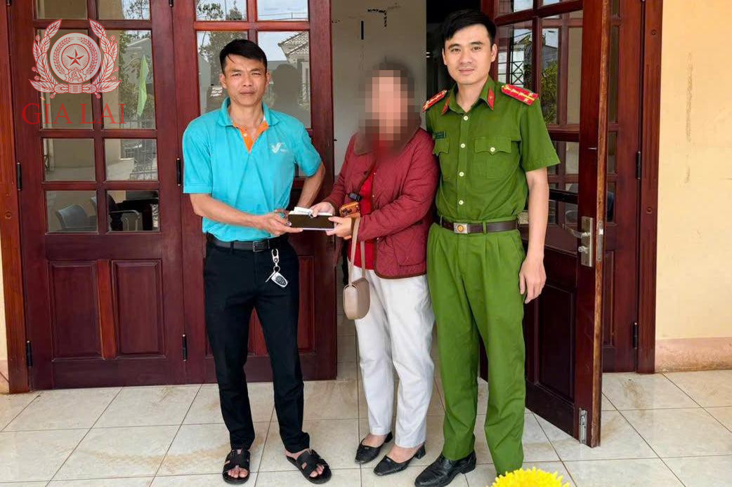 Tài xế taxi phát hiện nhẫn kim cương 100 triệu đồng cùng loạt giấy tờ nằm chơ vơ trên xe, công an dùng các biện pháp nghiệp vụ vào cuộc - Ảnh 1.