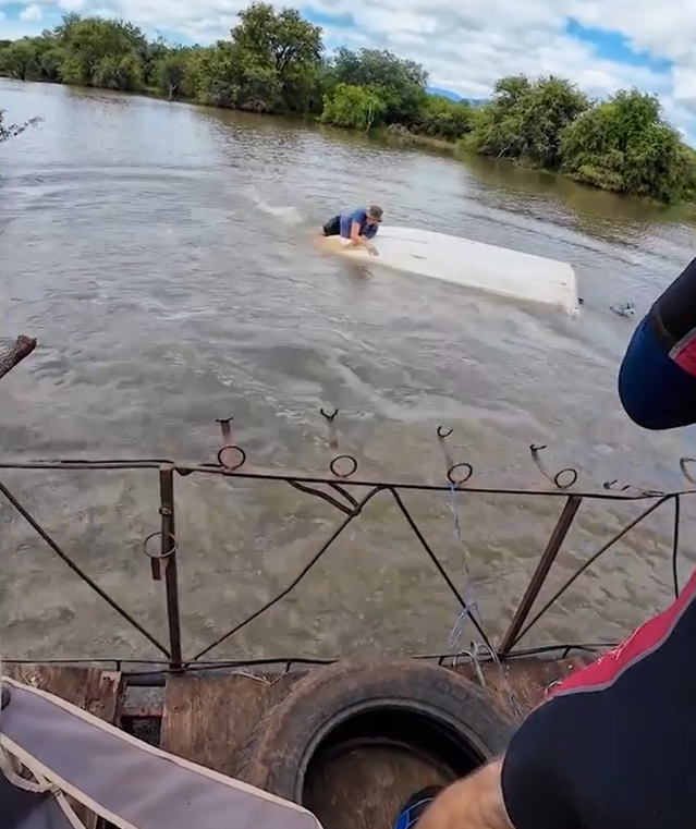 Thót tim khoảnh khắc "quái thú 3 tấn" lật úp ca nô chở du khách giữa sông - Ảnh 2.