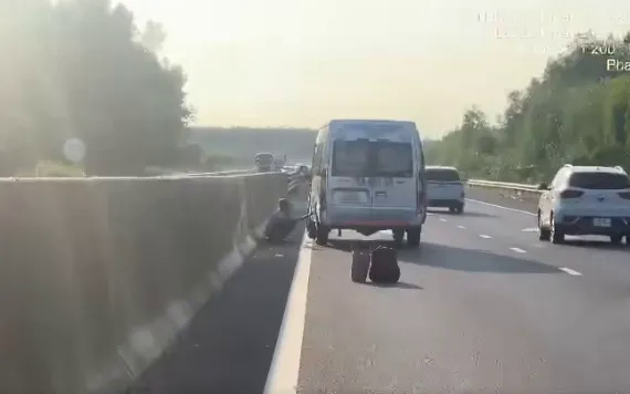 Dừng xe trên cao tốc đặt cảnh báo sai khoảng cách có thể bị phạt đến 14 triệu đồng- Ảnh 1.