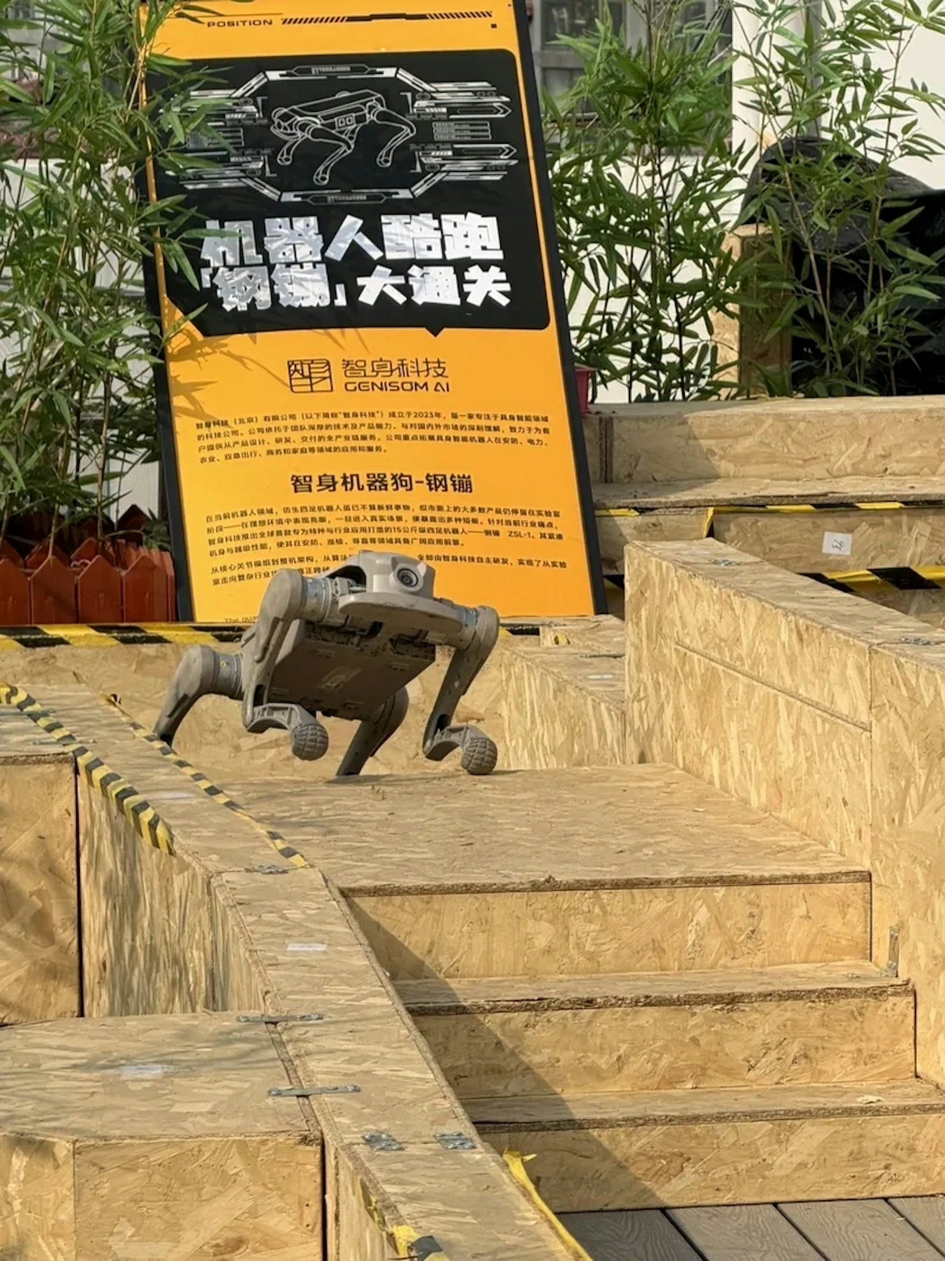 Thế giới ngỡ ngàng với trạm dưỡng lão bằng robot tại Trung Quốc: Từ massage, cứu ngải, đến chơi cờ, pha trà cho các cụ già- Ảnh 6.