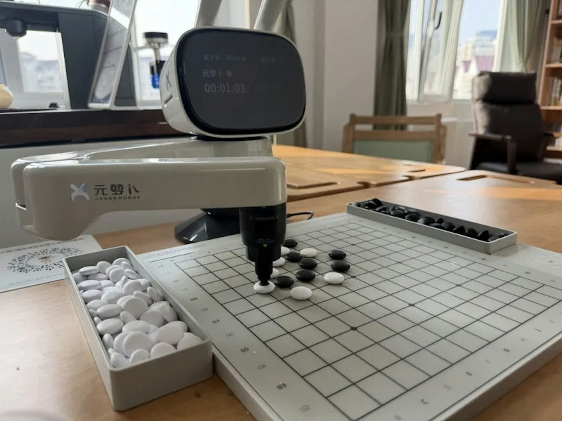 Thế giới ngỡ ngàng với trạm dưỡng lão bằng robot tại Trung Quốc: Từ massage, cứu ngải, đến chơi cờ, pha trà cho các cụ già- Ảnh 2.