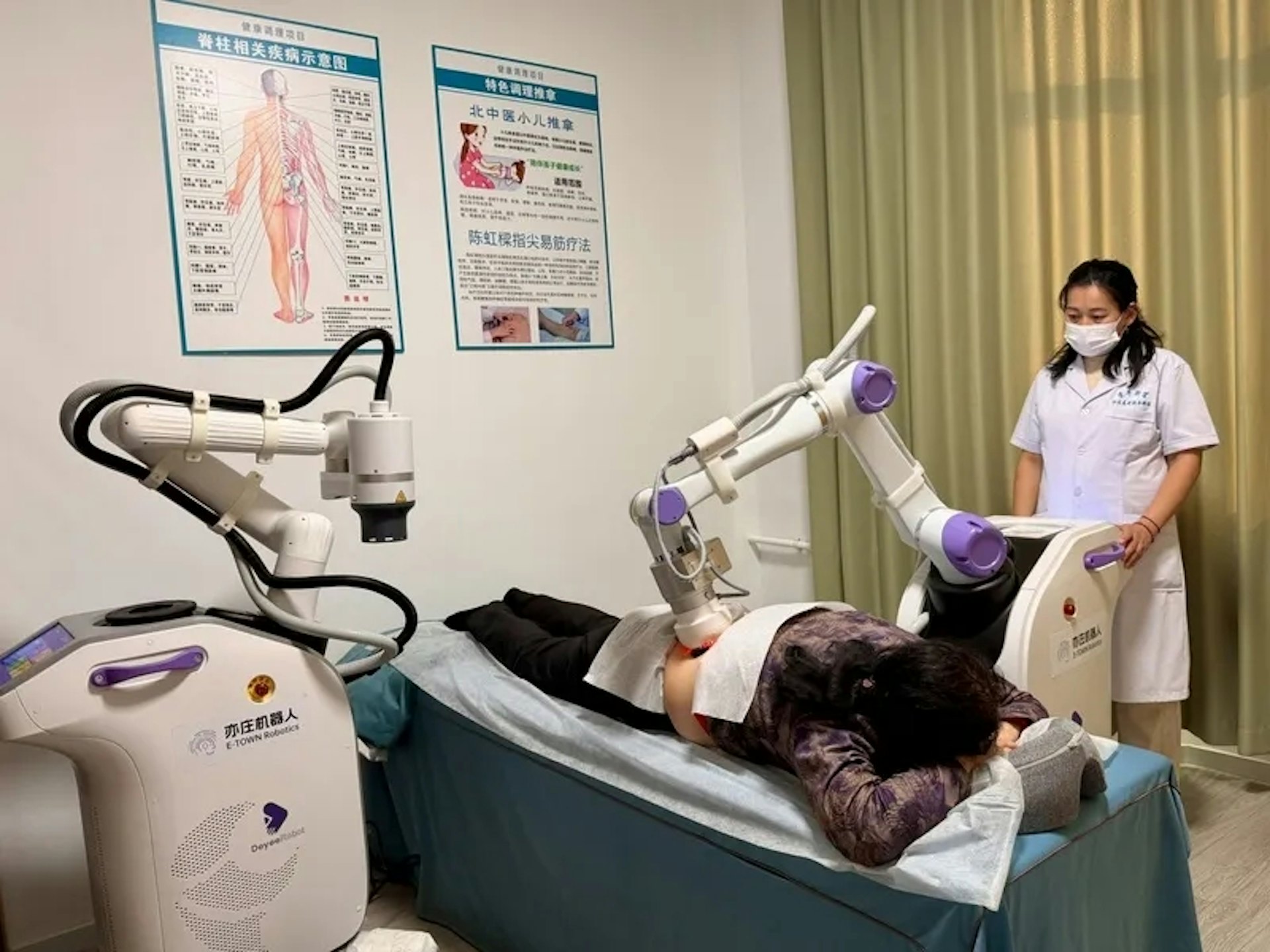 Thế giới ngỡ ngàng với trạm dưỡng lão bằng robot tại Trung Quốc: Từ massage, cứu ngải, đến chơi cờ, pha trà cho các cụ già- Ảnh 4.