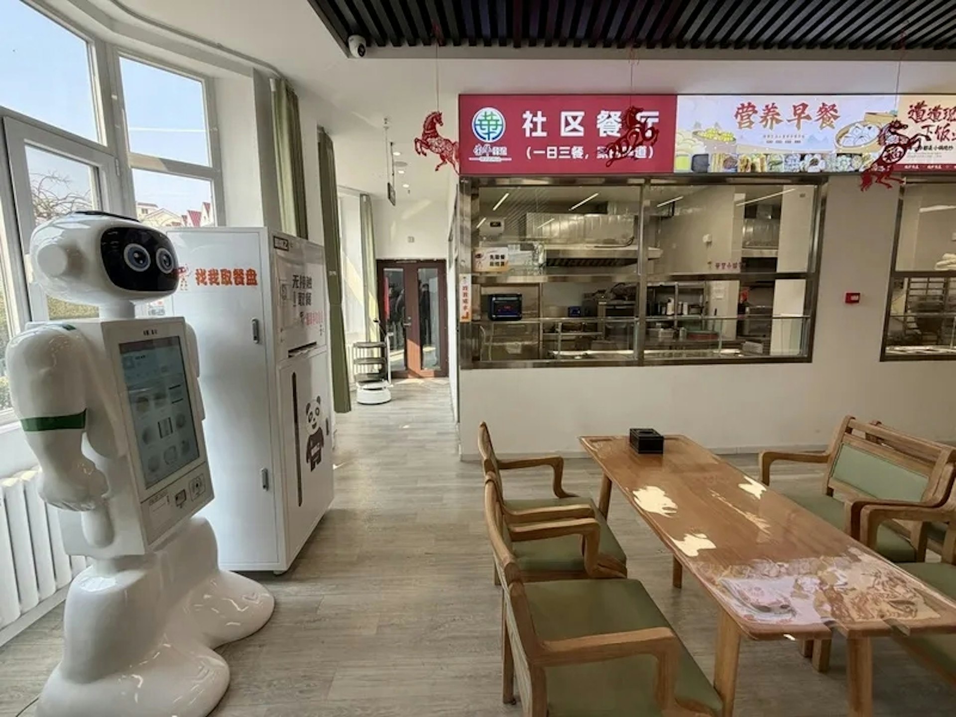 Thế giới ngỡ ngàng với trạm dưỡng lão bằng robot tại Trung Quốc: Từ massage, cứu ngải, đến chơi cờ, pha trà cho các cụ già- Ảnh 1.