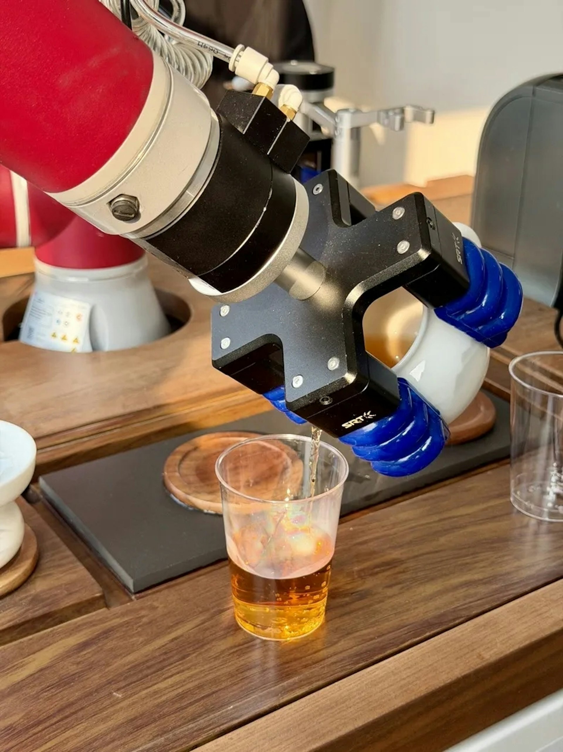 Thế giới ngỡ ngàng với trạm dưỡng lão bằng robot tại Trung Quốc: Từ massage, cứu ngải, đến chơi cờ, pha trà cho các cụ già- Ảnh 3.