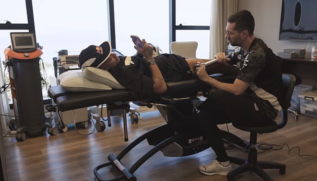 Đột nhập biệt thự của Neymar: Trực thăng riêng, phòng game khủng và những bí mật về Messi, Ronaldo chưa từng tiết lộ- Ảnh 2.