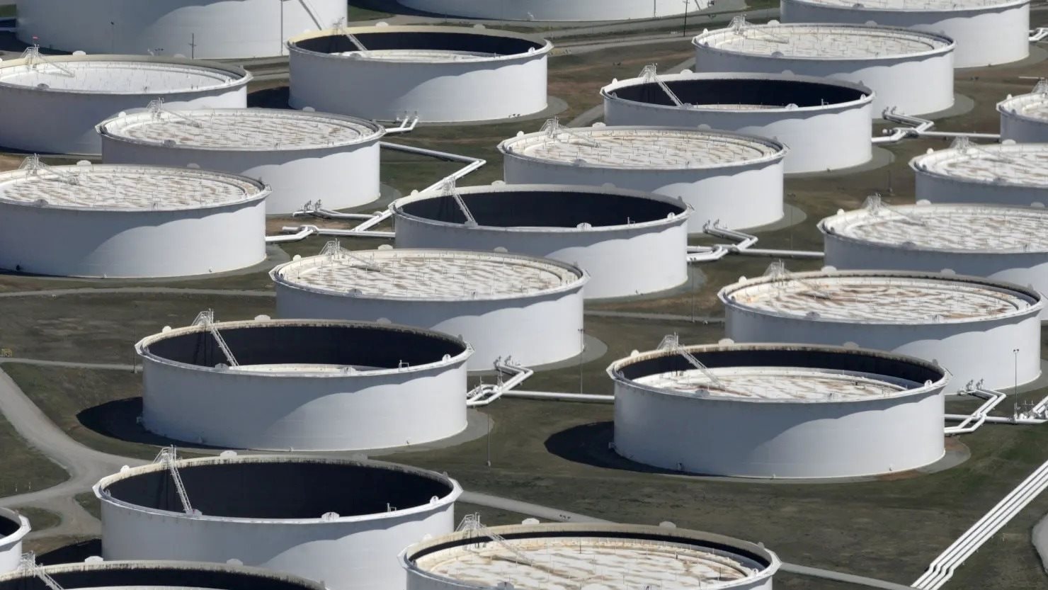 IEA kêu gọi người dân toàn cầu chỉ đi làm 3 ngày/tuần - Ảnh 1.