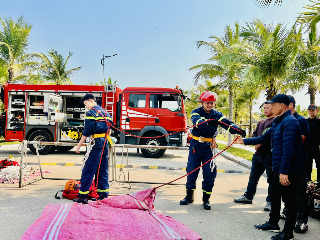 Cảnh tượng trên vịnh Hạ Long khiến nhiều người bất ngờ, nhận xét: "Chưa từng thấy bao giờ"- Ảnh 2.