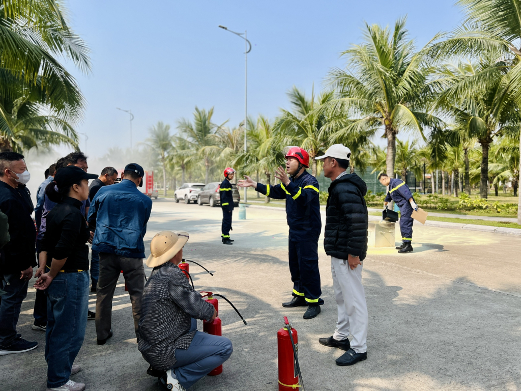 Cảnh tượng trên vịnh Hạ Long khiến nhiều người bất ngờ, nhận xét: "Chưa từng thấy bao giờ"- Ảnh 3.