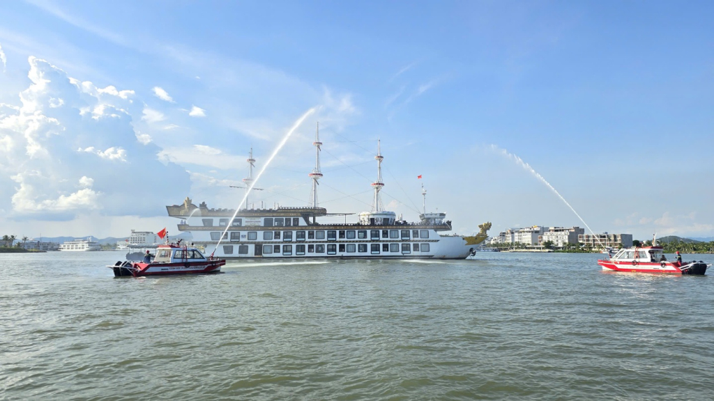 Cảnh tượng trên vịnh Hạ Long khiến nhiều người bất ngờ, nhận xét: "Chưa từng thấy bao giờ"- Ảnh 1.