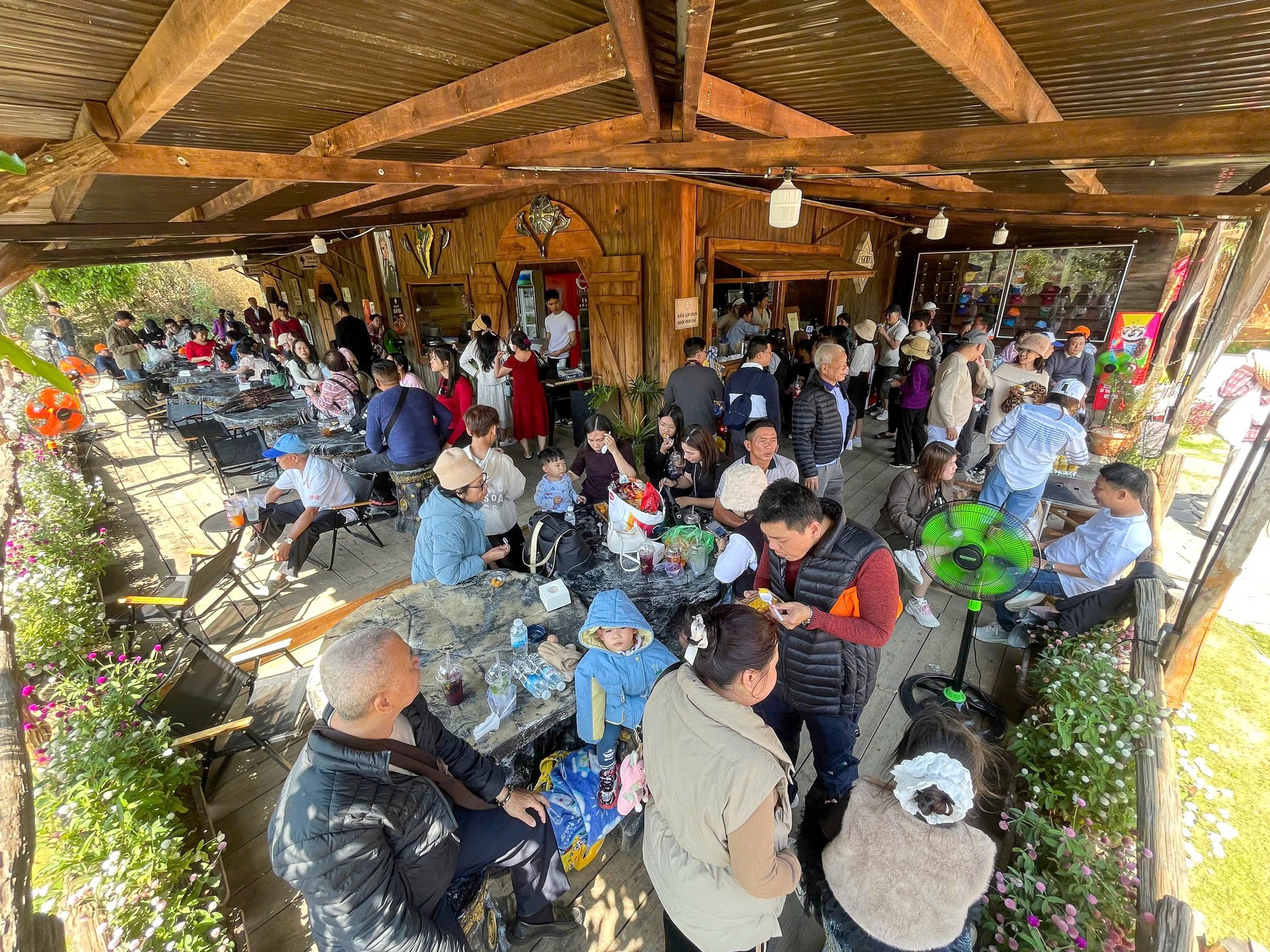 Bên trong ngôi làng người lùn kỳ lạ nhất Đà Lạt, rộng 6ha toàn những công trình "giật gân"- Ảnh 8.