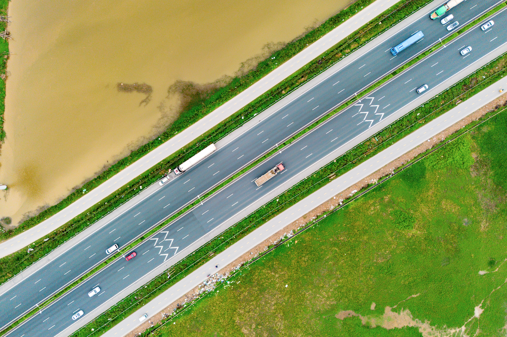 Toàn cảnh tuyến đường tốc độ cao đầu tiên của Việt Nam sắp được đầu tư 22.000 tỷ, kết nối Hà Nội với đại đô thị lớn nhất của Vinhomes - Ảnh 5.