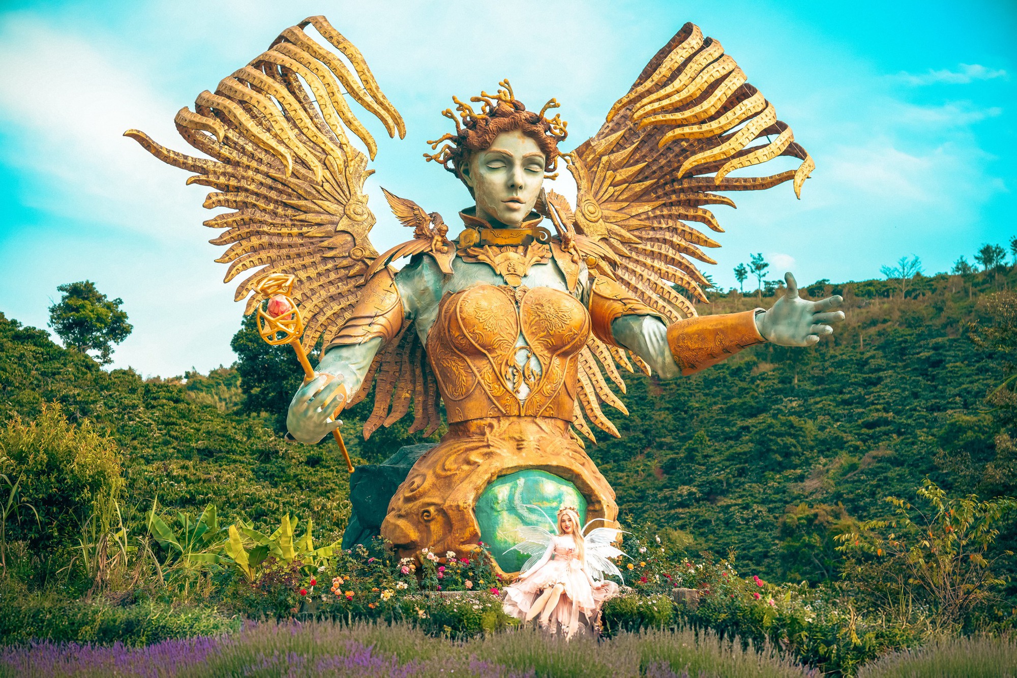 Bên trong ngôi làng người lùn kỳ lạ nhất Đà Lạt, rộng 6ha toàn những công trình "giật gân"- Ảnh 2.