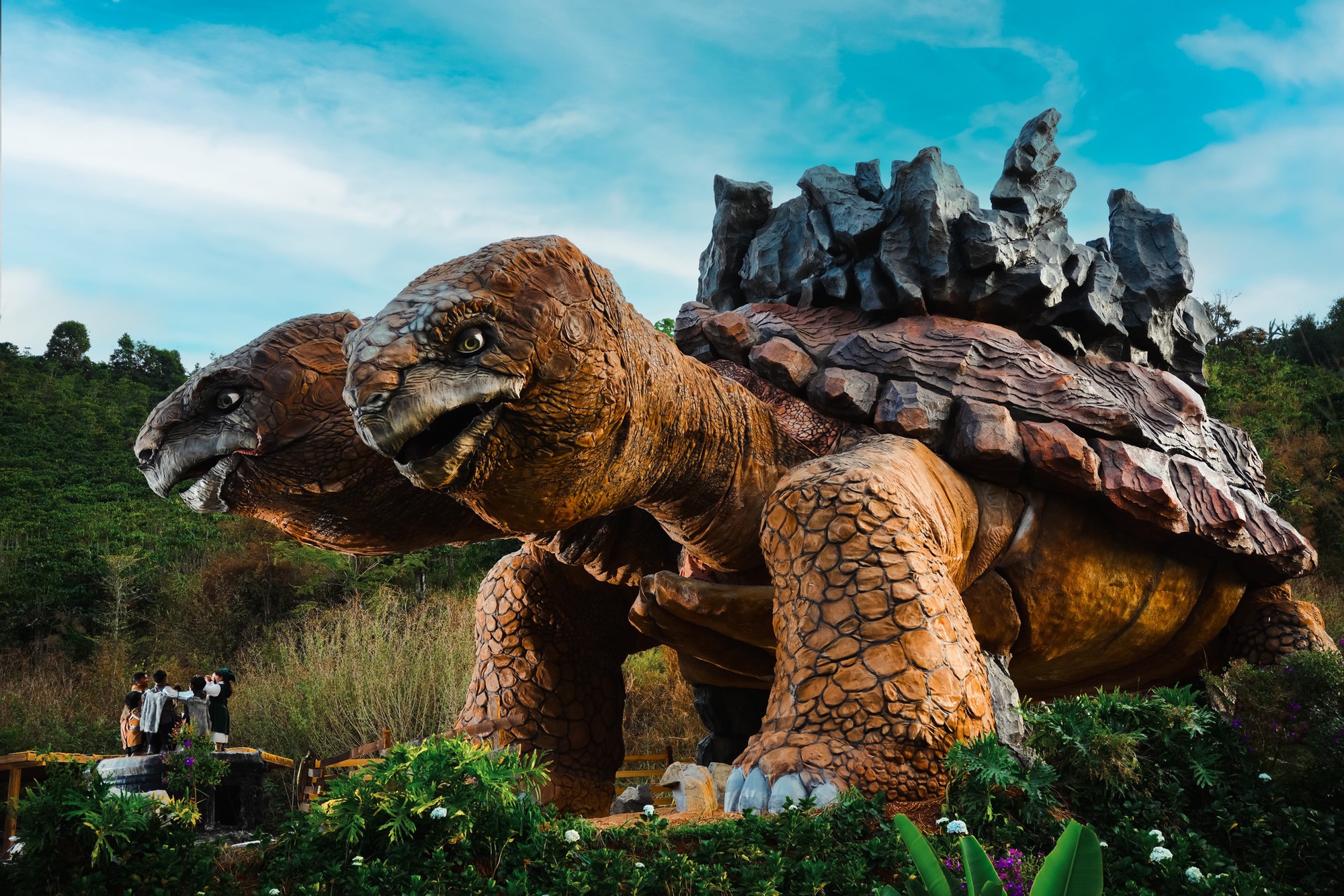 Bên trong ngôi làng người lùn kỳ lạ nhất Đà Lạt, rộng 6ha toàn những công trình "giật gân"- Ảnh 1.