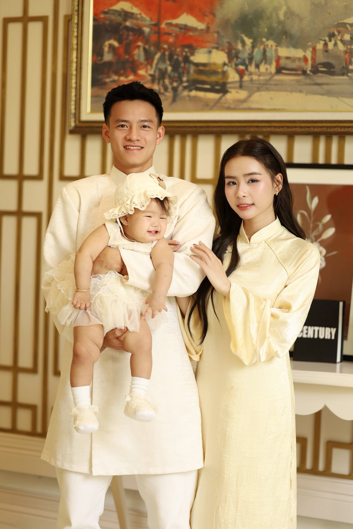 Nhan sắc vợ cầu thủ Thanh Nhàn gây sốt - Ảnh 4.