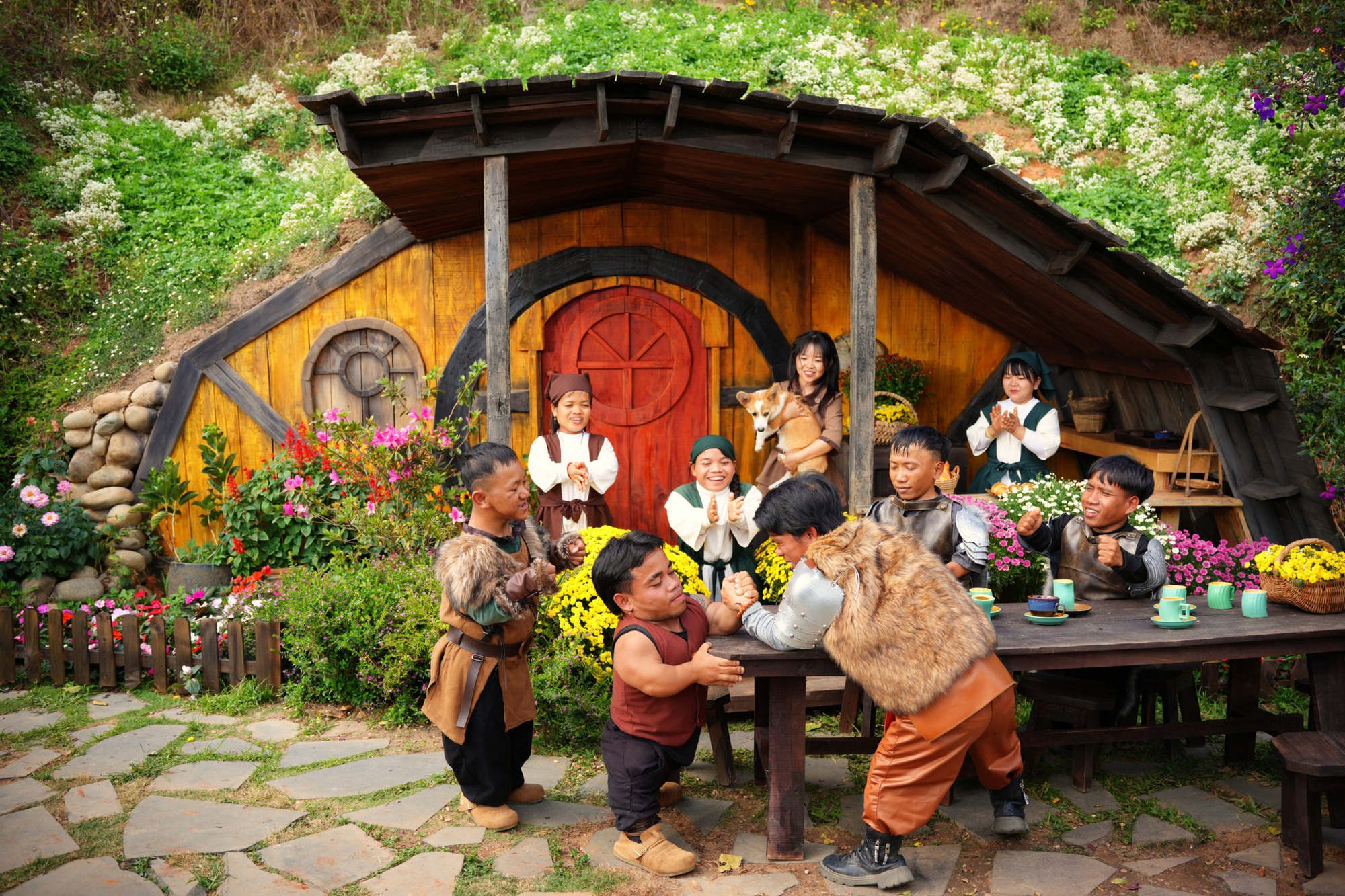 Bên trong ngôi làng người lùn kỳ lạ nhất Đà Lạt, rộng 6ha toàn những công trình "giật gân"- Ảnh 7.