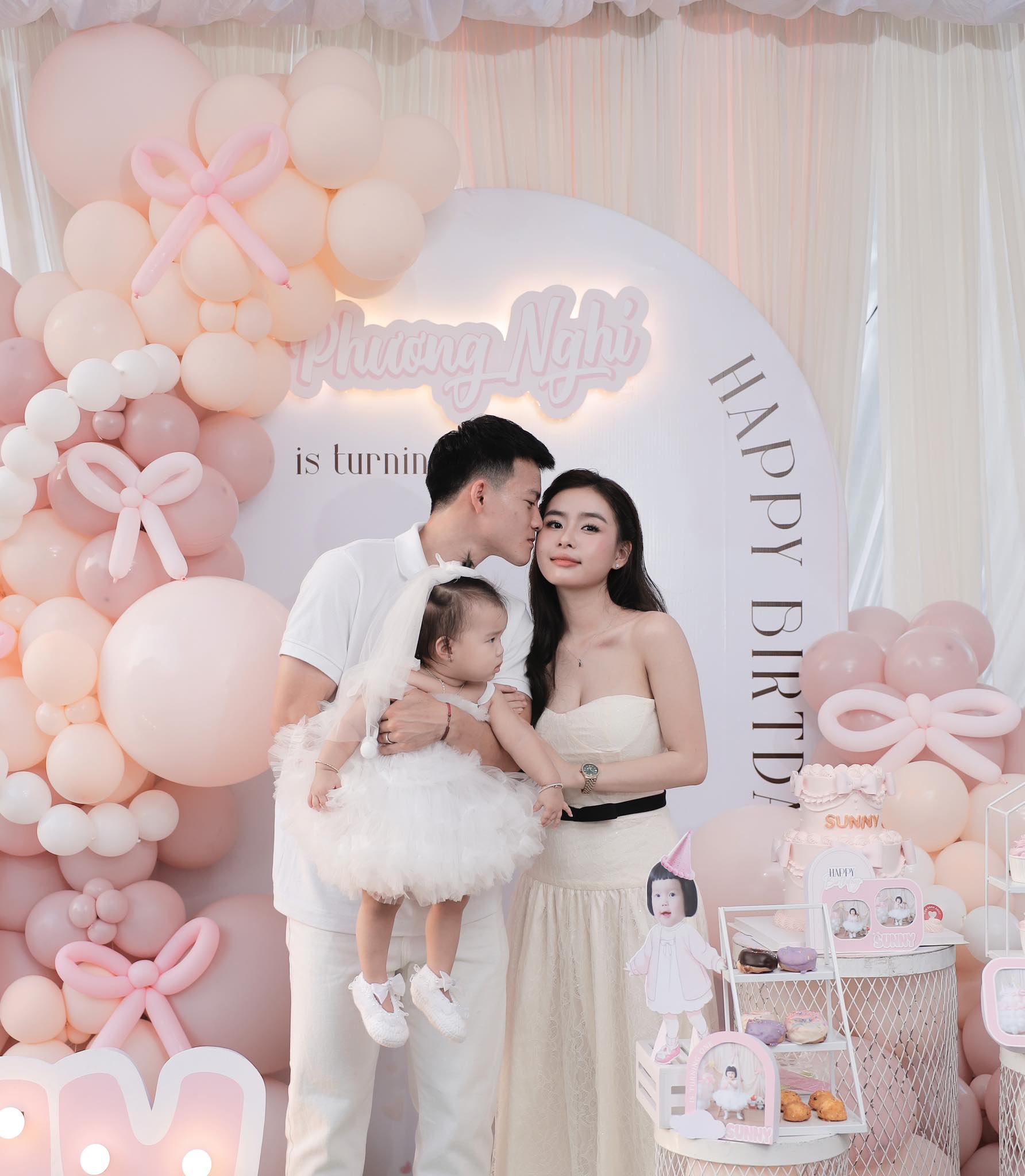 Nhan sắc vợ cầu thủ Thanh Nhàn gây sốt - Ảnh 3.