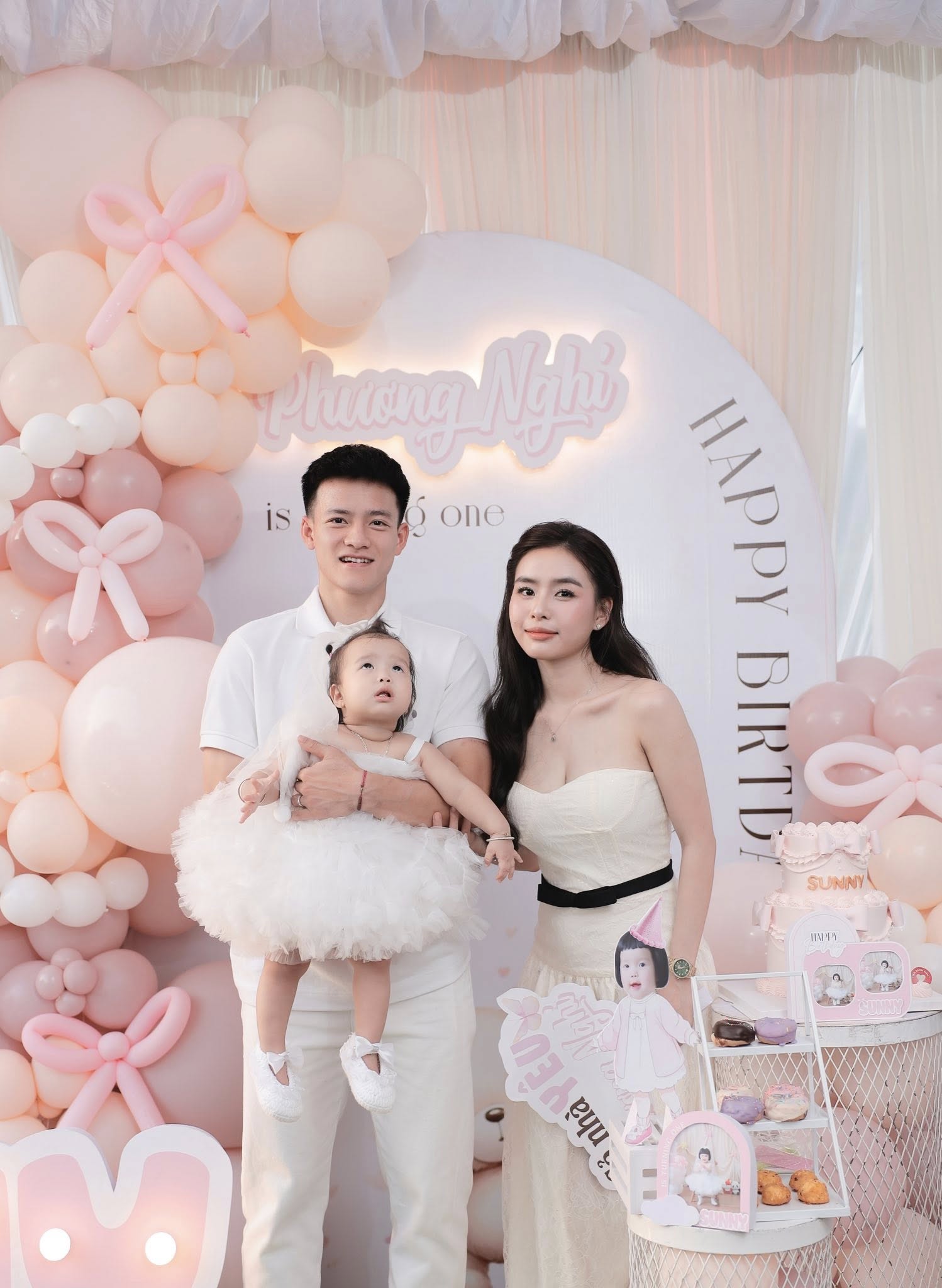 Nhan sắc vợ cầu thủ Thanh Nhàn gây sốt - Ảnh 2.