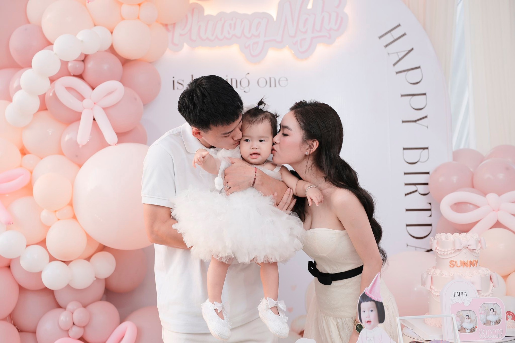 Nhan sắc vợ cầu thủ Thanh Nhàn gây sốt - Ảnh 1.