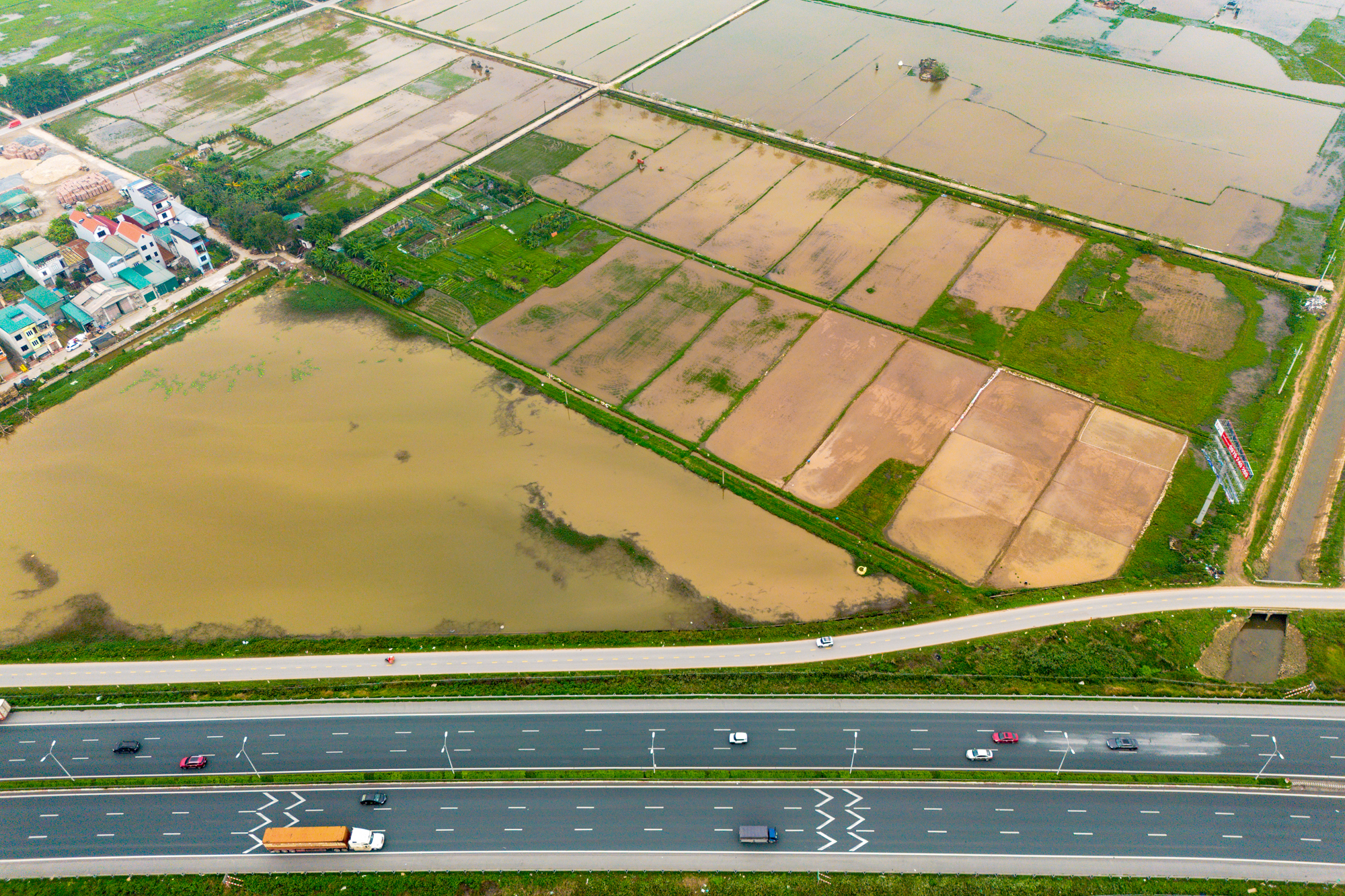 Toàn cảnh tuyến đường tốc độ cao đầu tiên của Việt Nam sắp được đầu tư 22.000 tỷ, kết nối Hà Nội với đại đô thị lớn nhất của Vinhomes - Ảnh 9.