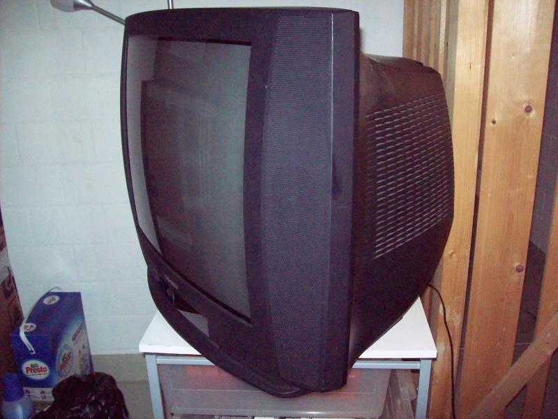 Tại sao ngày xưa mọi người thường vỗ vài cái để sửa TV bị nhiễu?- Ảnh 1.