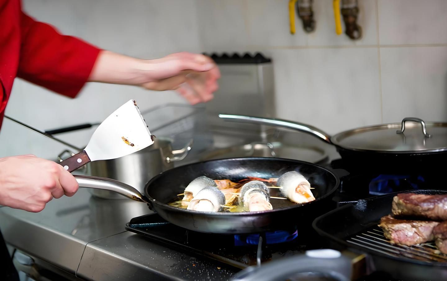 57 tuổi sống chung với bạn trai, mỗi tháng trả 3,5 triệu tiền sinh hoạt: Tôi nhận ra mình đang “trả tiền để làm giúp việc”- Ảnh 2.