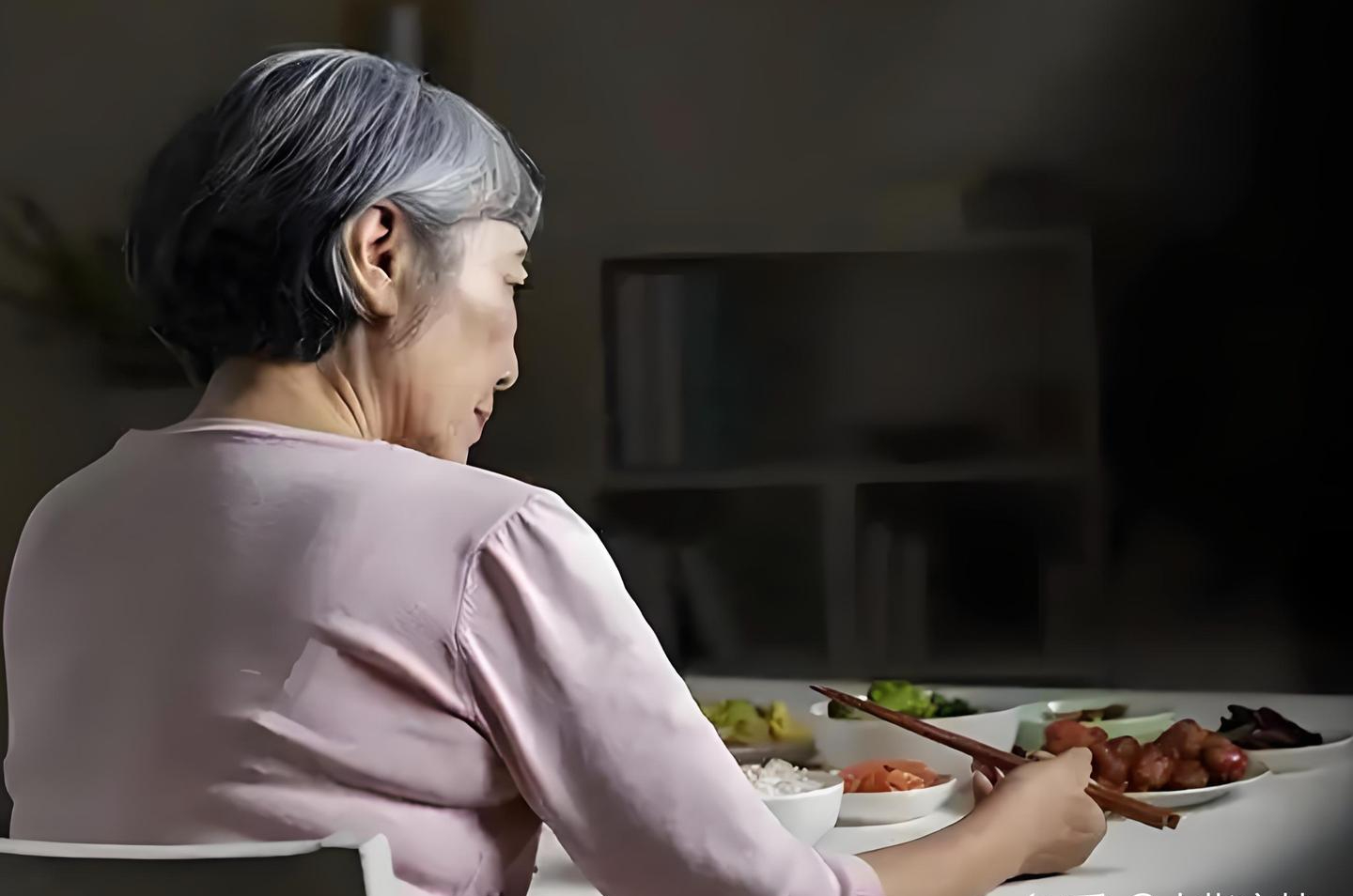 57 tuổi sống chung với bạn trai, mỗi tháng trả 3,5 triệu tiền sinh hoạt: Tôi nhận ra mình đang “trả tiền để làm giúp việc”- Ảnh 3.