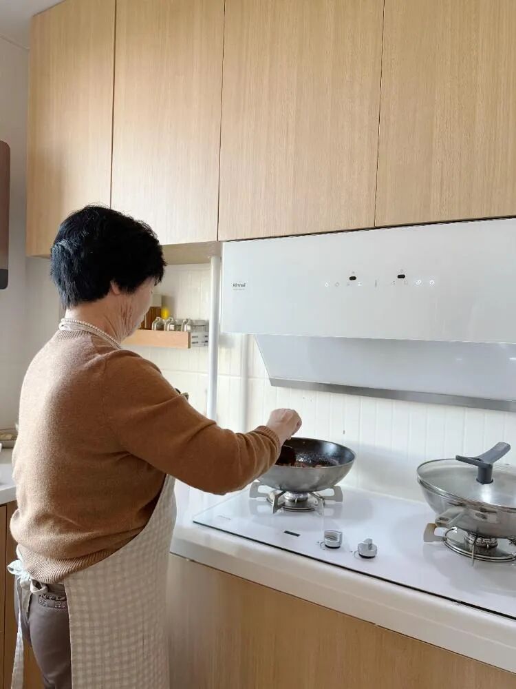 Mẹ tôi giữ nhà luôn sạch dù không dọn nhiều: 15 thói quen nhỏ tưởng “khó chịu” nhưng giúp tiết kiệm cả thời gian lẫn tiền mỗi tháng - Ảnh 9.