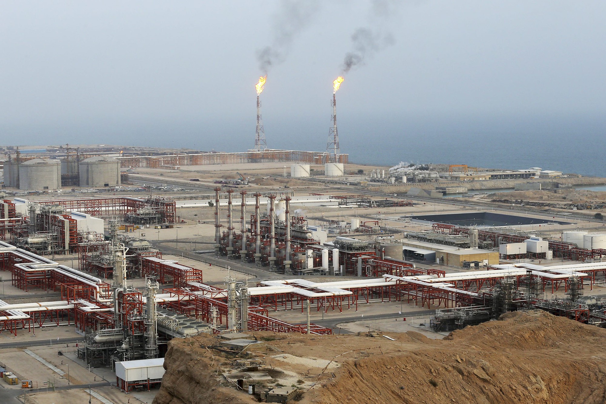 Hạ tầng năng lượng Trung Đông trúng đòn - Ảnh 1.